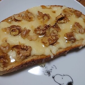 くるみ&チーズでトースト